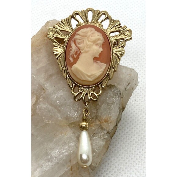 Vintage Gold Tone Cameo Brooch‎ Pin Ornate Border Faux Pearl Dangle Women's Face - Picture 1 of 8